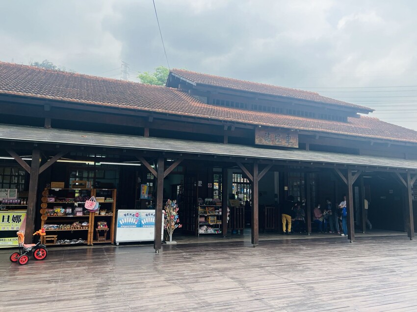 南投車埕火車站：車埕貯木池環湖步道、車埕木業展示館（休館中）、車埕車站、車埕鐵道觀光小學堂、路易莎咖啡、木茶房木桶便當