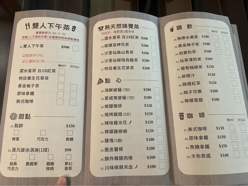 南投車埕火車站：車埕貯木池環湖步道、車埕木業展示館（休館中）、車埕車站、車埕鐵道觀光小學堂、路易莎咖啡、木茶房木桶便當