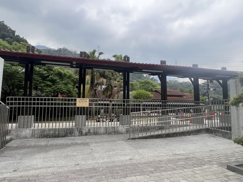 南投車埕火車站：車埕貯木池環湖步道、車埕木業展示館（休館中）、車埕車站、車埕鐵道觀光小學堂、路易莎咖啡、木茶房木桶便當