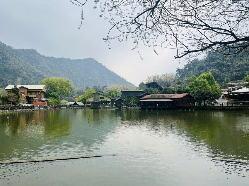 南投車埕火車站：車埕貯木池環湖步道、車埕木業展示館（休館中）、車埕車站、車埕鐵道觀光小學堂、路易莎咖啡、木茶房木桶便當