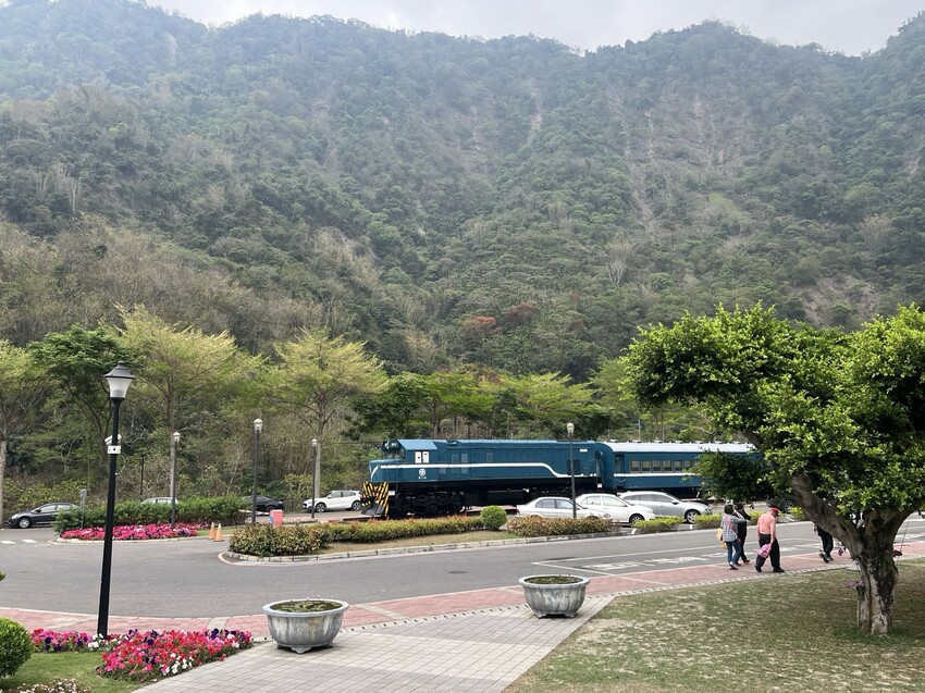 南投車埕火車站：車埕貯木池環湖步道、車埕木業展示館（休館中）、車埕車站、車埕鐵道觀光小學堂、路易莎咖啡、木茶房木桶便當