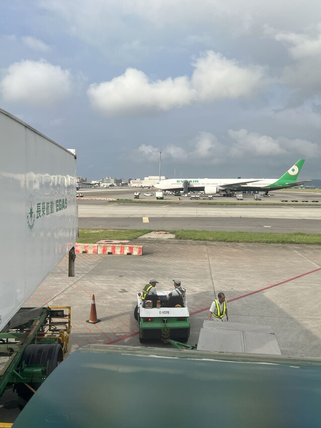 開箱長榮航空商務艙台北飛沖繩那霸