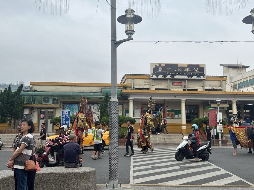 南投車埕火車站：車埕貯木池環湖步道、車埕木業展示館（休館中）、車埕車站、車埕鐵道觀光小學堂、路易莎咖啡、木茶房木桶便當