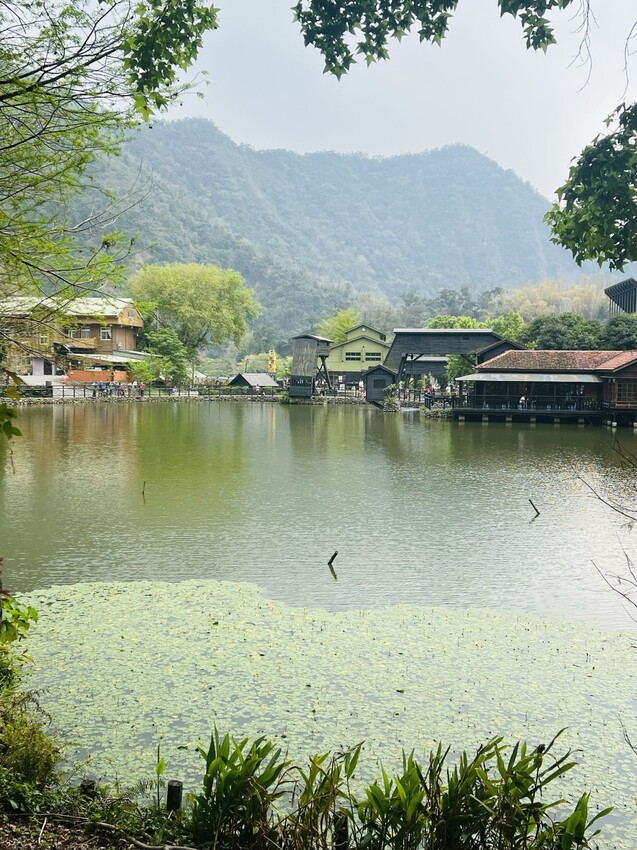 南投車埕火車站：車埕貯木池環湖步道、車埕木業展示館（休館中）、車埕車站、車埕鐵道觀光小學堂、路易莎咖啡、木茶房木桶便當