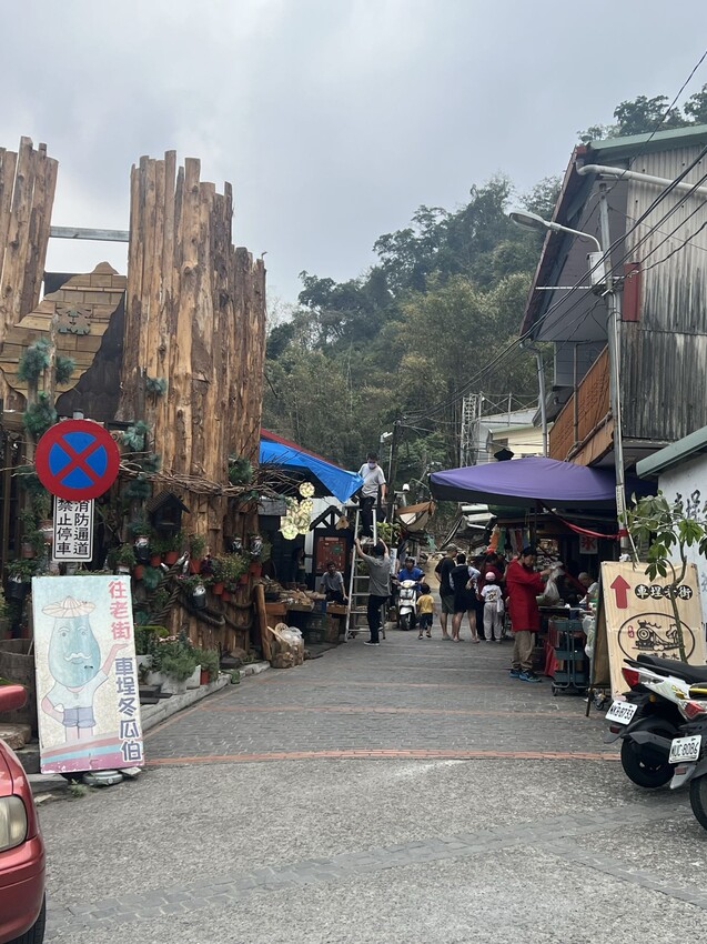 南投車埕火車站：車埕貯木池環湖步道、車埕木業展示館（休館中）、車埕車站、車埕鐵道觀光小學堂、路易莎咖啡、木茶房木桶便當
