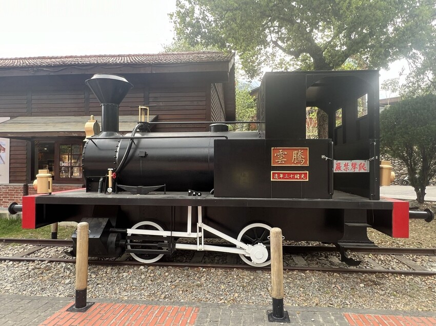 南投車埕火車站：車埕貯木池環湖步道、車埕木業展示館（休館中）、車埕車站、車埕鐵道觀光小學堂、路易莎咖啡、木茶房木桶便當