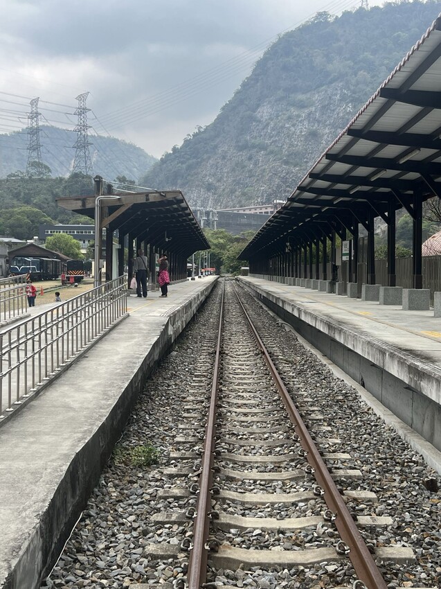 南投車埕火車站：車埕貯木池環湖步道、車埕木業展示館（休館中）、車埕車站、車埕鐵道觀光小學堂、路易莎咖啡、木茶房木桶便當