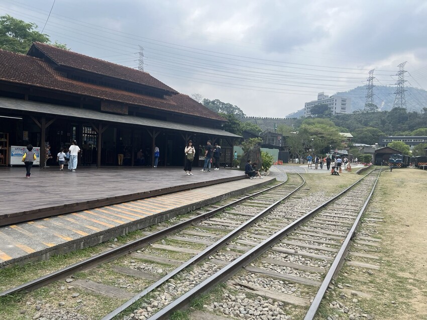 南投車埕火車站：車埕貯木池環湖步道、車埕木業展示館（休館中）、車埕車站、車埕鐵道觀光小學堂、路易莎咖啡、木茶房木桶便當