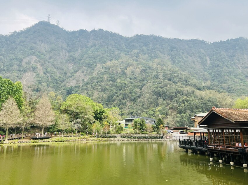 南投車埕火車站：車埕貯木池環湖步道、車埕木業展示館（休館中）、車埕車站、車埕鐵道觀光小學堂、路易莎咖啡、木茶房木桶便當