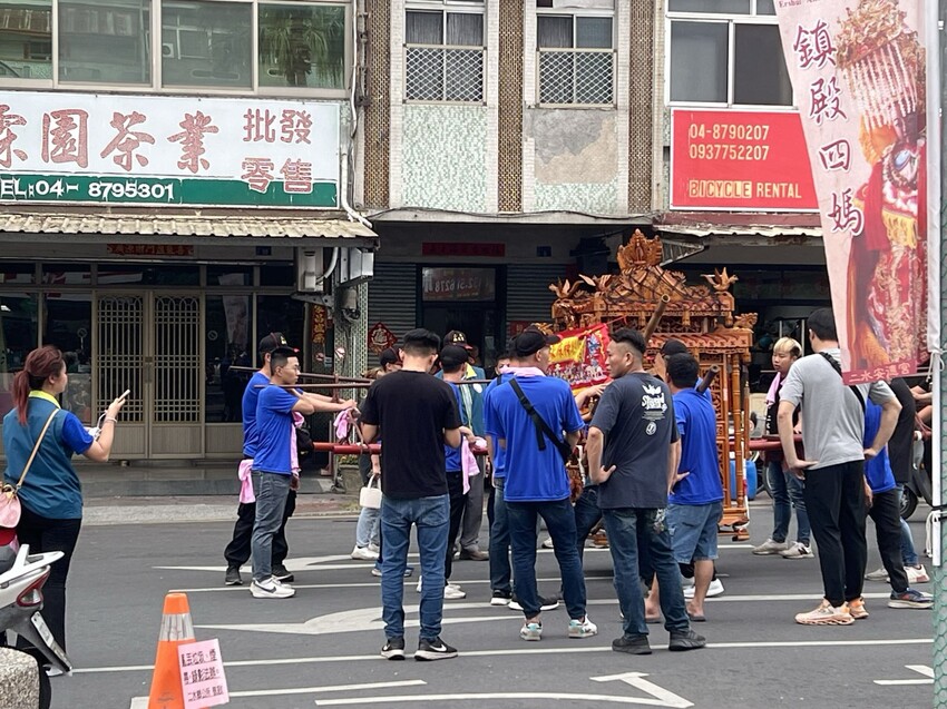 南投車埕火車站：車埕貯木池環湖步道、車埕木業展示館（休館中）、車埕車站、車埕鐵道觀光小學堂、路易莎咖啡、木茶房木桶便當