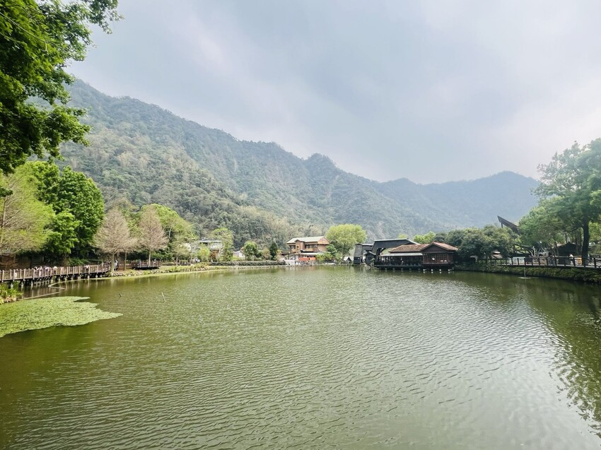 南投車埕火車站：車埕貯木池環湖步道、車埕木業展示館（休館中）、車埕車站、車埕鐵道觀光小學堂、路易莎咖啡、木茶房木桶便當