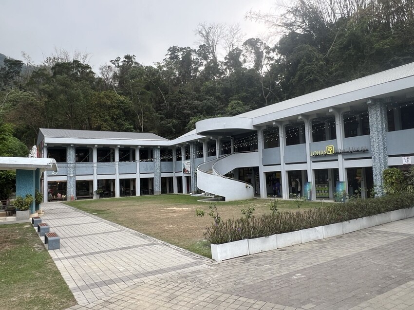 南投車埕火車站：車埕貯木池環湖步道、車埕木業展示館（休館中）、車埕車站、車埕鐵道觀光小學堂、路易莎咖啡、木茶房木桶便當