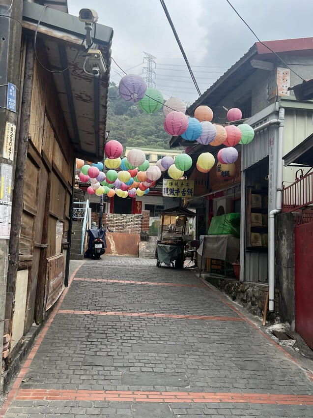南投車埕火車站：車埕貯木池環湖步道、車埕木業展示館（休館中）、車埕車站、車埕鐵道觀光小學堂、路易莎咖啡、木茶房木桶便當