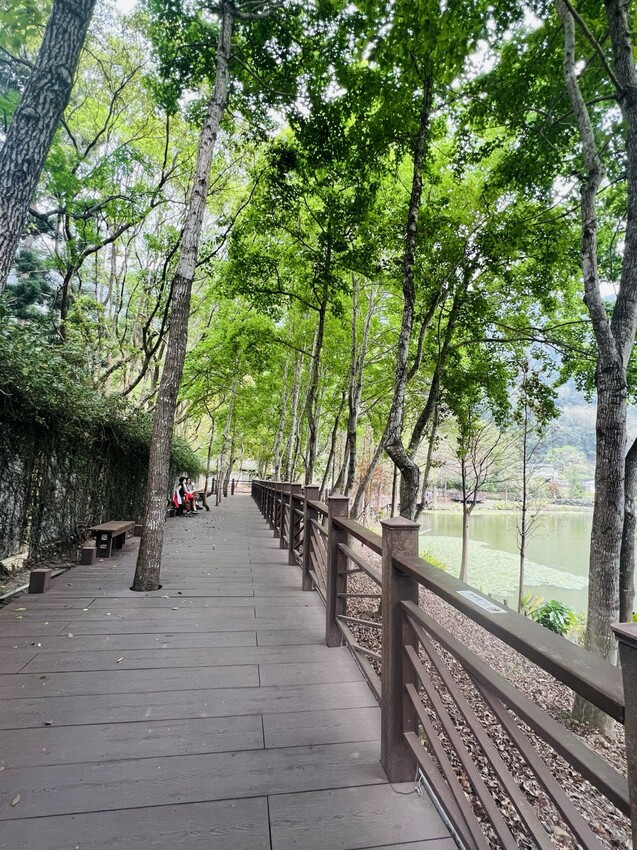 南投車埕火車站：車埕貯木池環湖步道、車埕木業展示館（休館中）、車埕車站、車埕鐵道觀光小學堂、路易莎咖啡、木茶房木桶便當