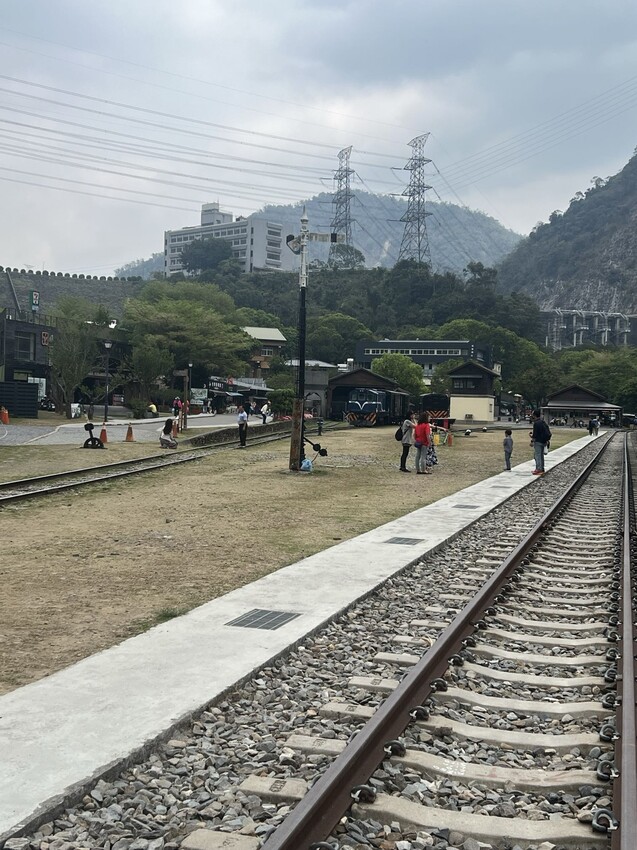 南投車埕火車站：車埕貯木池環湖步道、車埕木業展示館（休館中）、車埕車站、車埕鐵道觀光小學堂、路易莎咖啡、木茶房木桶便當
