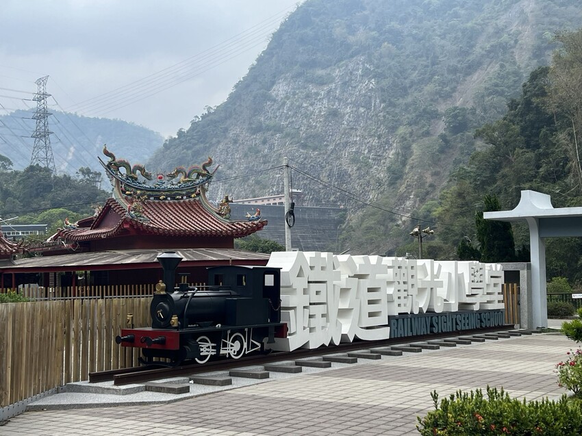 南投車埕火車站：車埕貯木池環湖步道、車埕木業展示館（休館中）、車埕車站、車埕鐵道觀光小學堂、路易莎咖啡、木茶房木桶便當