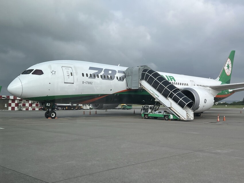 開箱長榮航空商務艙台北飛沖繩那霸