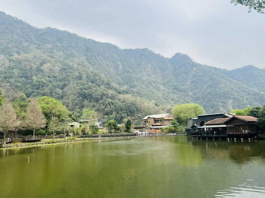 南投車埕火車站：車埕貯木池環湖步道、車埕木業展示館（休館中）、車埕車站、車埕鐵道觀光小學堂、路易莎咖啡、木茶房木桶便當
