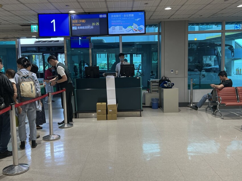 開箱長榮航空商務艙台北飛沖繩那霸