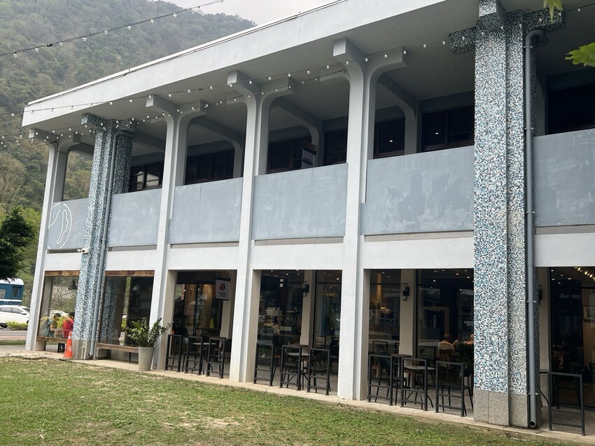 南投車埕火車站：車埕貯木池環湖步道、車埕木業展示館（休館中）、車埕車站、車埕鐵道觀光小學堂、路易莎咖啡、木茶房木桶便當