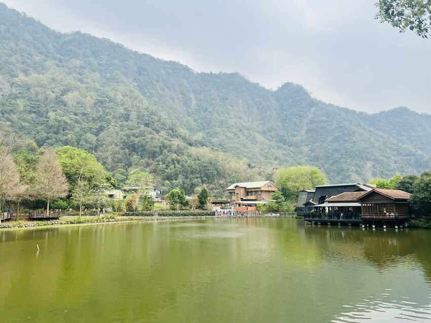 南投車埕火車站：車埕貯木池環湖步道、車埕木業展示館（休館中）、車埕車站、車埕鐵道觀光小學堂、路易莎咖啡、木茶房木桶便當