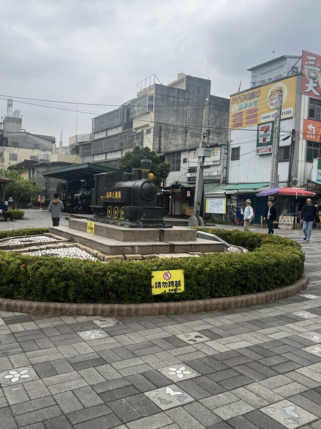 南投車埕火車站：車埕貯木池環湖步道、車埕木業展示館（休館中）、車埕車站、車埕鐵道觀光小學堂、路易莎咖啡、木茶房木桶便當