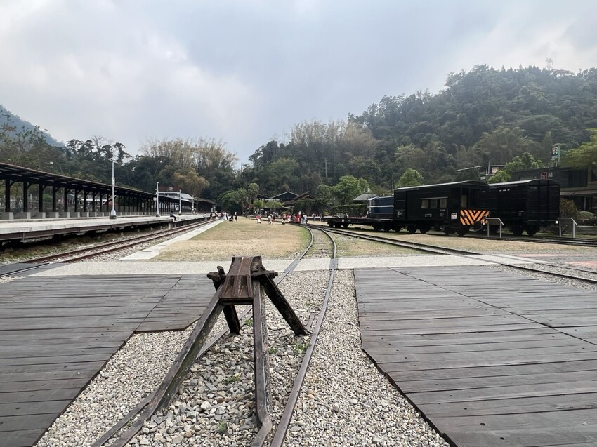 南投車埕火車站：車埕貯木池環湖步道、車埕木業展示館（休館中）、車埕車站、車埕鐵道觀光小學堂、路易莎咖啡、木茶房木桶便當