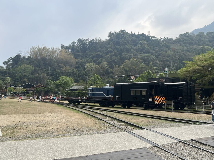 南投車埕火車站：車埕貯木池環湖步道、車埕木業展示館（休館中）、車埕車站、車埕鐵道觀光小學堂、路易莎咖啡、木茶房木桶便當