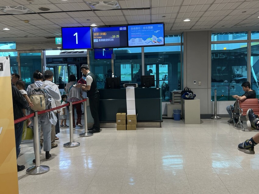 開箱長榮航空商務艙台北飛沖繩那霸