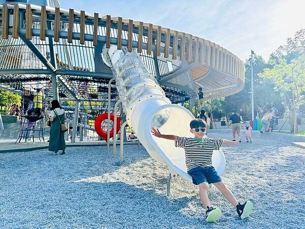 ★台中親子景點推薦★最新特色遊戲場『中央公園--飛行美樂地』