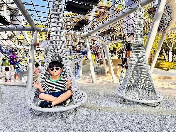 ★台中親子景點推薦★最新特色遊戲場『中央公園--飛行美樂地』