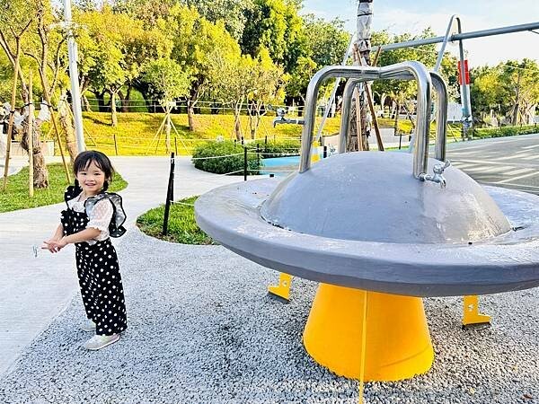 ★台中親子景點推薦★最新特色遊戲場『中央公園--飛行美樂地』