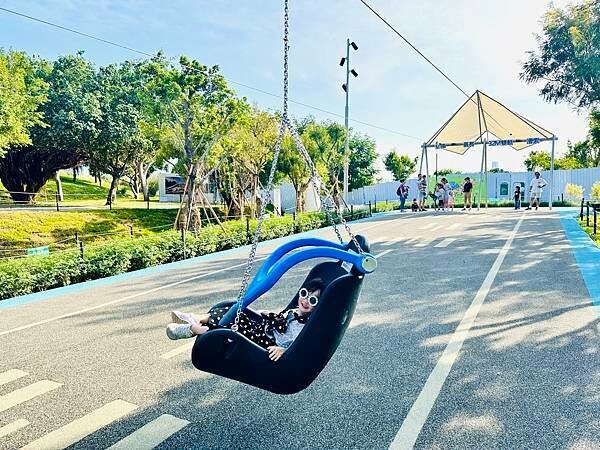 ★台中親子景點推薦★最新特色遊戲場『中央公園--飛行美樂地』