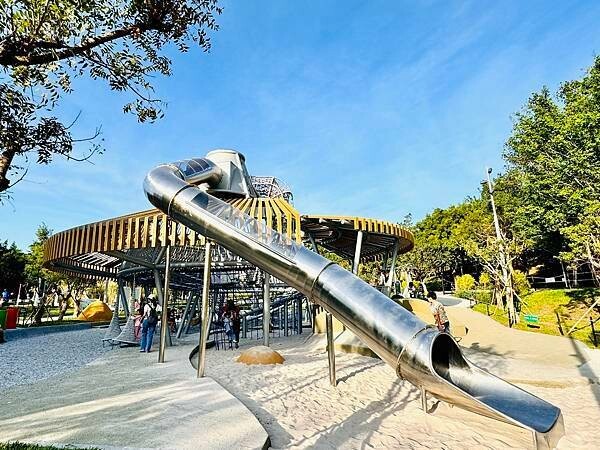 ★台中親子景點推薦★最新特色遊戲場『中央公園--飛行美樂地』