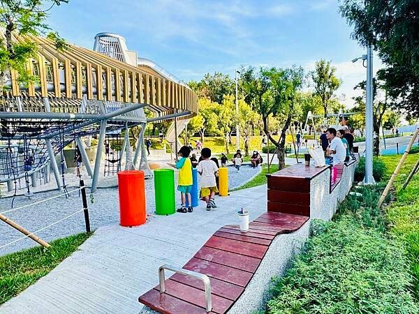 ★台中親子景點推薦★最新特色遊戲場『中央公園--飛行美樂地』
