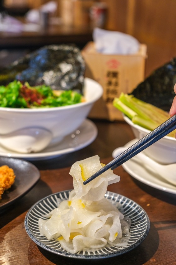 台中市西區香菜控快來台中勤美的「橫杉拉麵」實現香菜自由