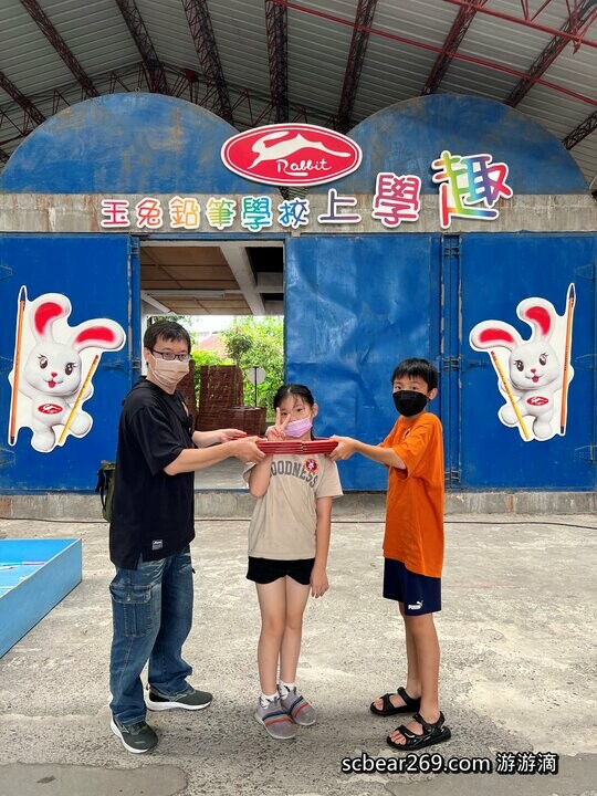 宜蘭縣五結鄉【宜蘭五結】「來玉兔鉛筆學校上學趣 ，親子景點推薦，導覽+鉛筆DIY，繪製屬於自己獨一無二的鉛筆（有獎徵