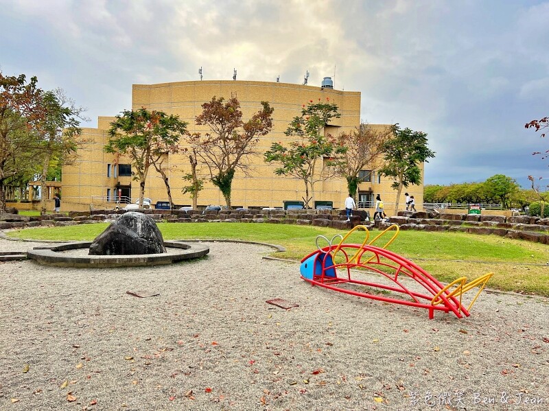 宜蘭縣宜蘭市宜蘭運動公園兒童遊戲區 ​》宜蘭運動公園戰艦溜滑梯，機器人鞦韆、大榕樹、大草坪、大砂池真好玩