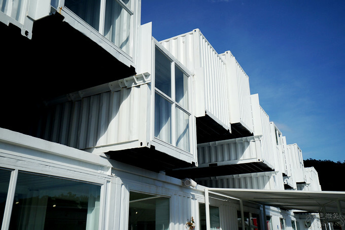 宜蘭縣礁溪鄉宜蘭台塑觀光工廠Herbelle》龍潭湖畔悠活園區，純白貨櫃景觀咖啡，順遊龍潭湖大溜滑梯、吃臭豆腐~玩