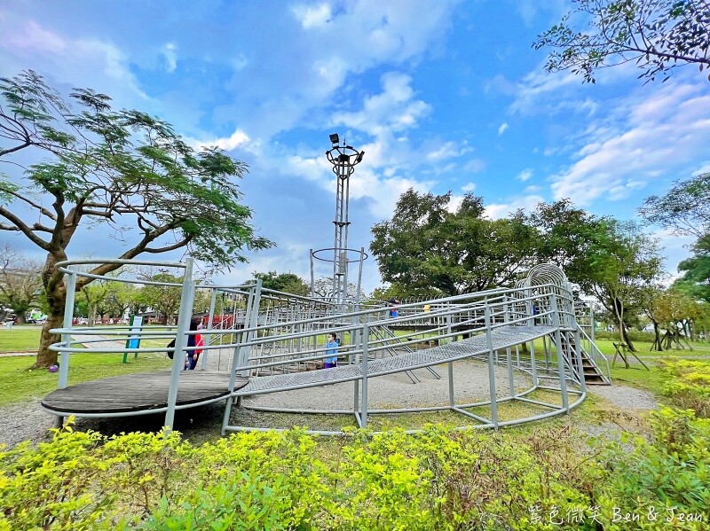 宜蘭縣宜蘭市宜蘭運動公園兒童遊戲區 ​》宜蘭運動公園戰艦溜滑梯，機器人鞦韆、大榕樹、大草坪、大砂池真好玩
