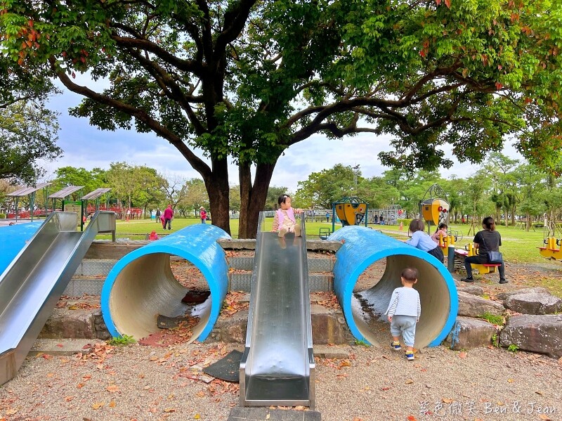 宜蘭縣宜蘭市宜蘭運動公園兒童遊戲區 ​》宜蘭運動公園戰艦溜滑梯，機器人鞦韆、大榕樹、大草坪、大砂池真好玩