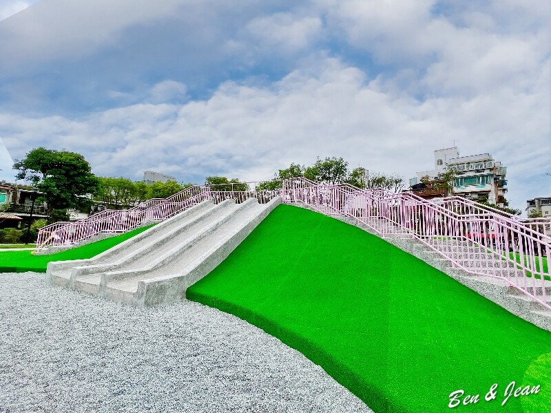宜蘭縣羅東鎮羅東九號公園》船型木造親子共融遊樂場、草坪磨石子溜滑梯、圓頂體健設施、噴水池、鞦韆單槓遊戲場~免費景