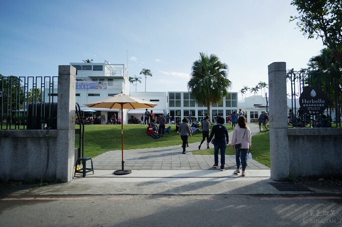 宜蘭縣礁溪鄉宜蘭台塑觀光工廠Herbelle》龍潭湖畔悠活園區，純白貨櫃景觀咖啡，順遊龍潭湖大溜滑梯、吃臭豆腐~玩