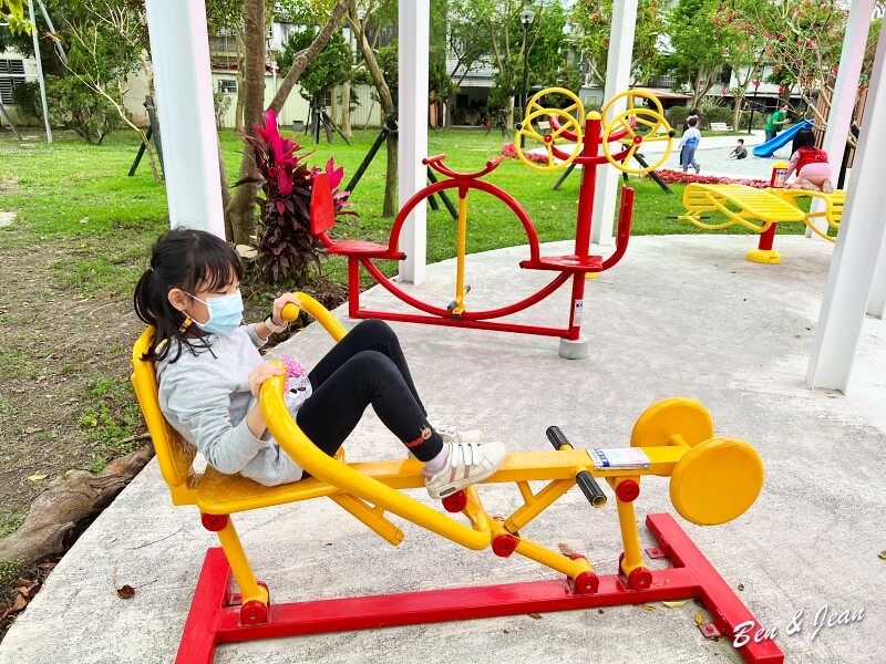宜蘭縣羅東鎮羅東九號公園》船型木造親子共融遊樂場、草坪磨石子溜滑梯、圓頂體健設施、噴水池、鞦韆單槓遊戲場~免費景