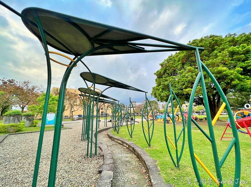 宜蘭縣宜蘭市宜蘭運動公園兒童遊戲區 ​》宜蘭運動公園戰艦溜滑梯，機器人鞦韆、大榕樹、大草坪、大砂池真好玩