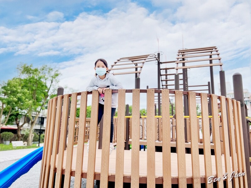 宜蘭縣羅東鎮羅東九號公園》船型木造親子共融遊樂場、草坪磨石子溜滑梯、圓頂體健設施、噴水池、鞦韆單槓遊戲場~免費景
