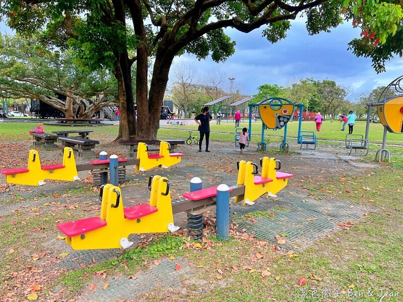 宜蘭縣宜蘭市宜蘭運動公園兒童遊戲區 ​》宜蘭運動公園戰艦溜滑梯，機器人鞦韆、大榕樹、大草坪、大砂池真好玩
