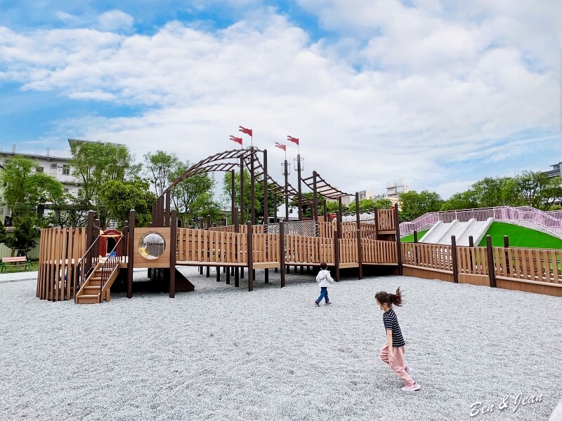 宜蘭縣羅東鎮羅東九號公園》船型木造親子共融遊樂場、草坪磨石子溜滑梯、圓頂體健設施、噴水池、鞦韆單槓遊戲場~免費景