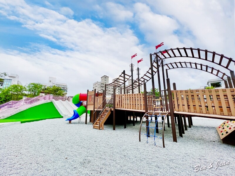 宜蘭縣羅東鎮羅東九號公園》船型木造親子共融遊樂場、草坪磨石子溜滑梯、圓頂體健設施、噴水池、鞦韆單槓遊戲場~免費景