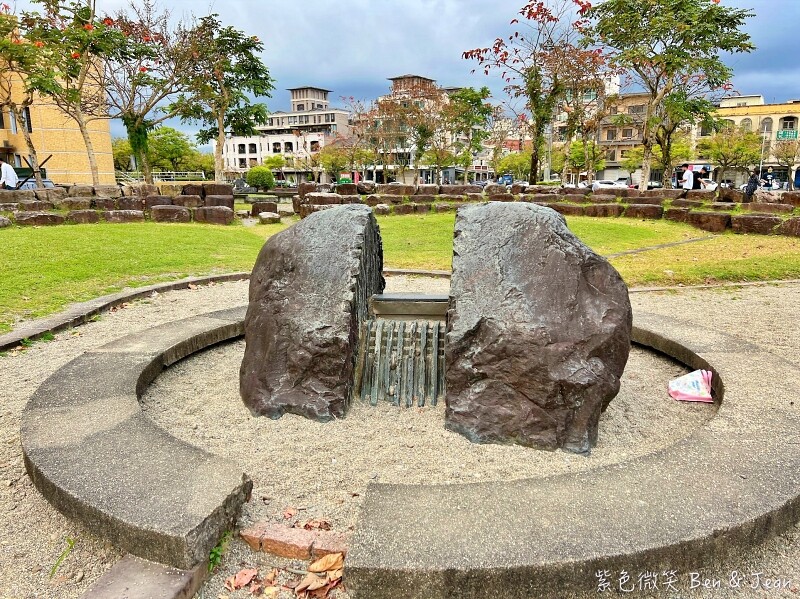 宜蘭縣宜蘭市宜蘭運動公園兒童遊戲區 ​》宜蘭運動公園戰艦溜滑梯，機器人鞦韆、大榕樹、大草坪、大砂池真好玩